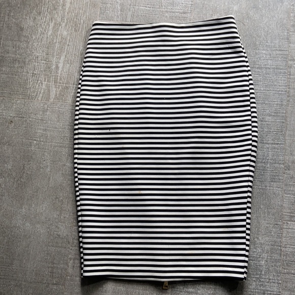 Guess pencil skirt - Picture 3 of 4